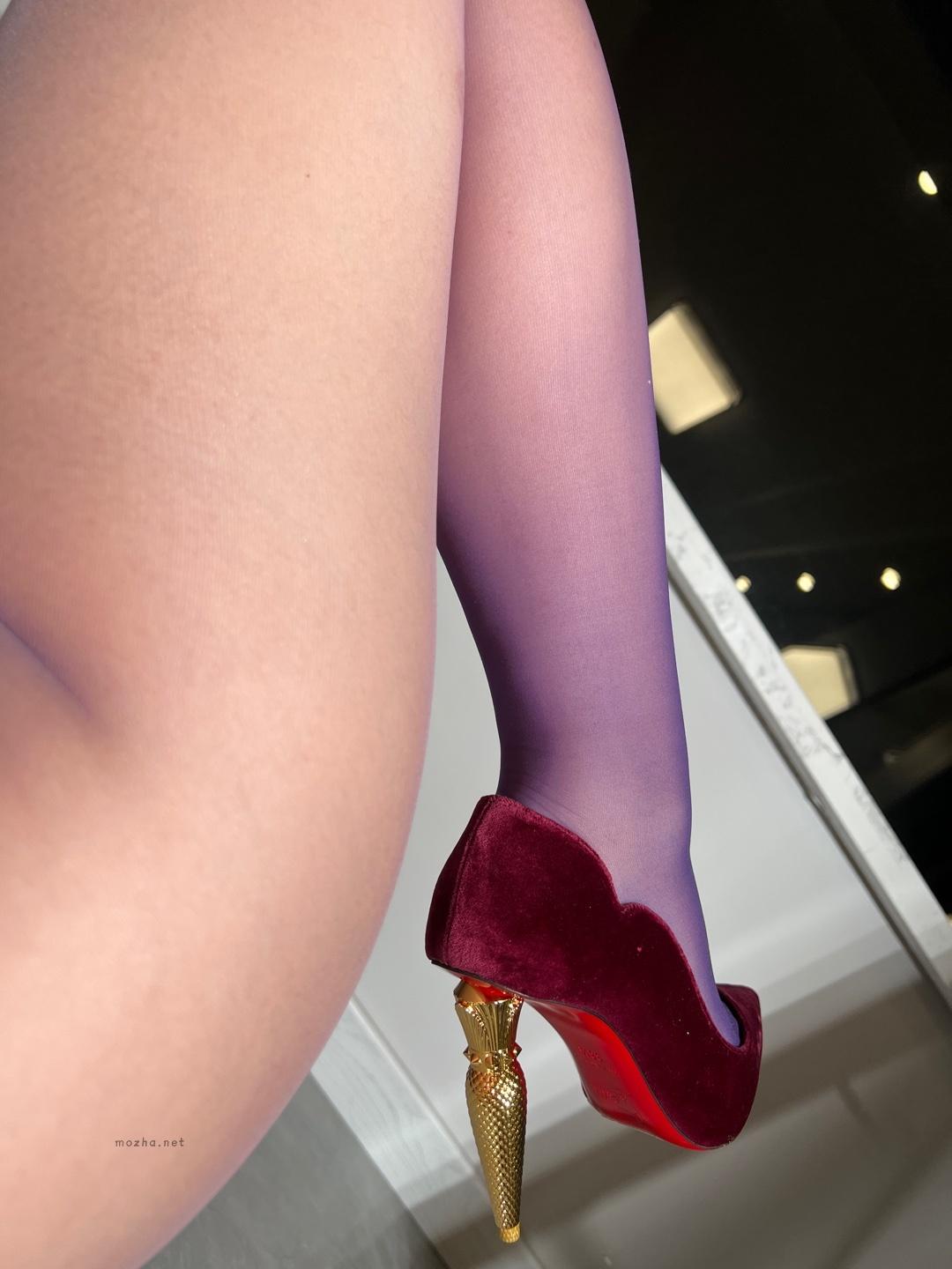 120斤的小王同学 – 渐变丝袜【17P】